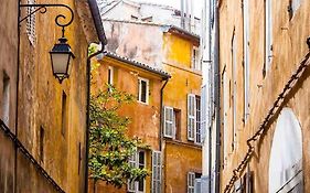 Studio au cœur d'Aix avec balcon et parking